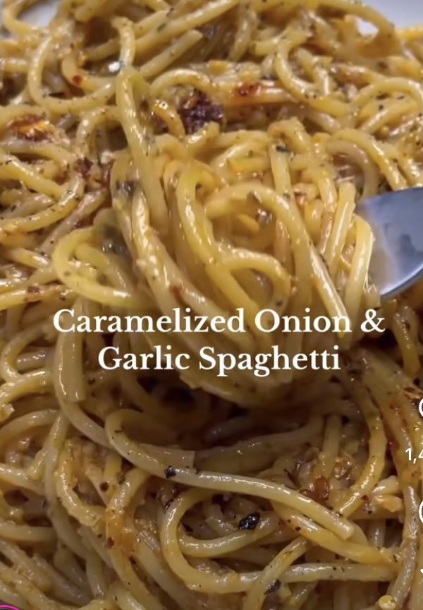Read more about the article Spaghetti mit karamellisierten Zwiebeln und Chilli-Knoblauch
